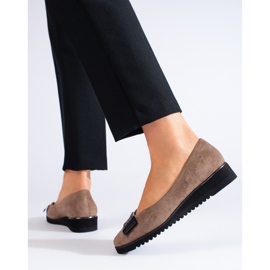 Escarpins en daim beige foncé à talon bas de Shelovet 3