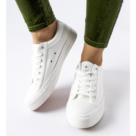 NEWS Baskets classiques Mushirah blanches 2
