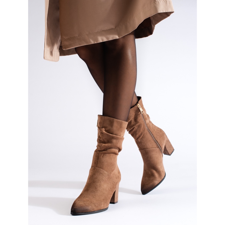 Bottines élégantes en daim beige de Vinceza 1