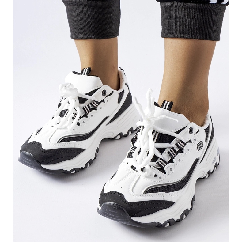 Baskets de sport blanches et noires par Kouri 1