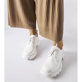 Chaussures blanches au fini Charleston mat 1