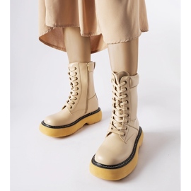 Bottes de travail isolées beiges sur la plateforme Davi 1