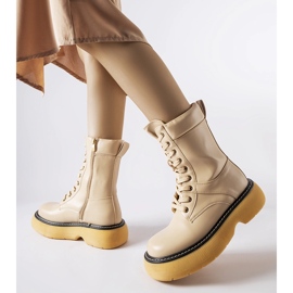 Bottes de travail isolées beiges sur la plateforme Davi 2