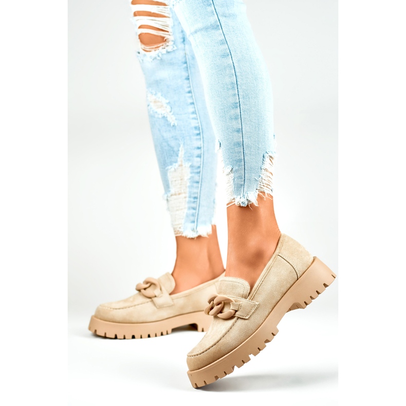 Mocassins femme en daim beige avec chaîne 2