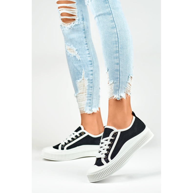 Baskets femme noires à semelle blanche 2