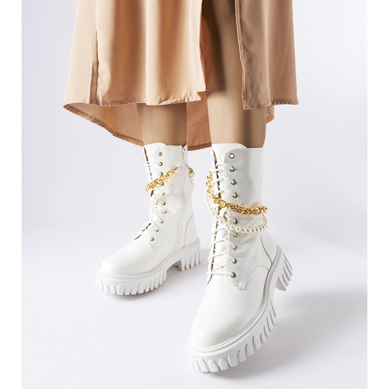 Bottines blanches avec perles et chaîne Mira 1 Bottines blanches avec perles et chaîne Mira 1