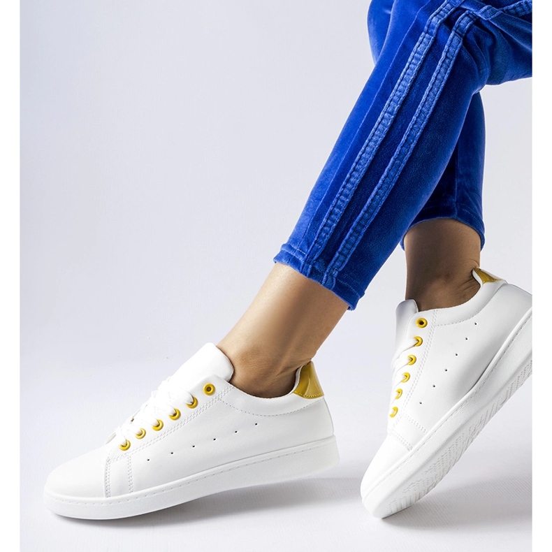 Baskets Bushnell blanches avec accents jaunes 1