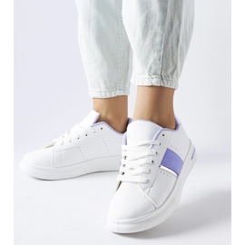 Chaussures de sport blanches avec un accent Marei violet 1 Chaussures de sport blanches avec un accent Marei violet 1