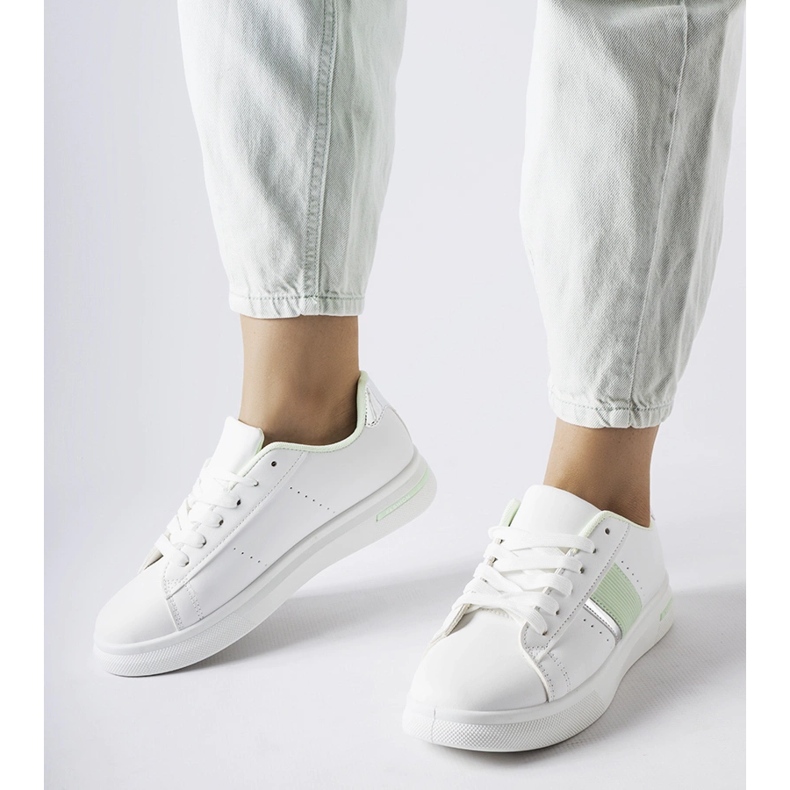 Chaussures de sport blanches avec accessoires menthe par Marei 1