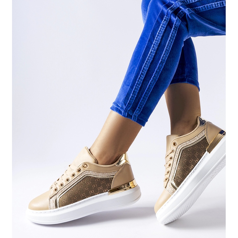 Chaussures beiges décorées de paillettes sur la plateforme Leo 1