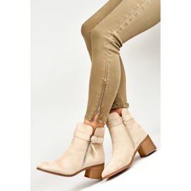 Bottines beiges à petit talon avec boucle 2