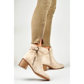 Bottines beiges à petit talon avec boucle 3