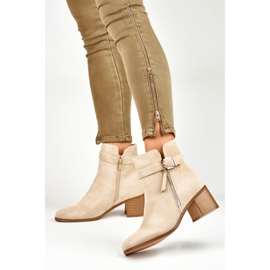 Bottines beiges à petit talon avec boucle 4