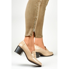 Chaussures beiges pour femmes à talon bas 1