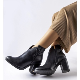 Bottes isolées en cuir noir Karino 1