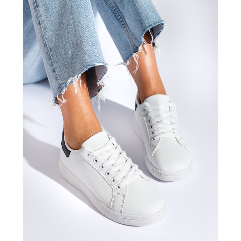 Chaussures de sport classiques blanches pour femmes par Shelovet 2