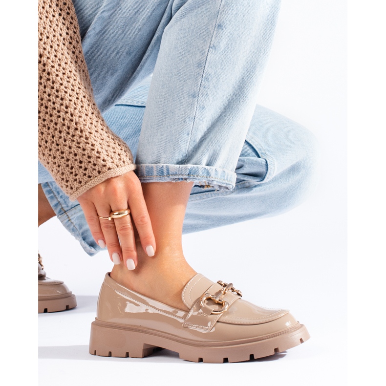 Mocassins beiges vernis avec boucle Shelovet dorée 1