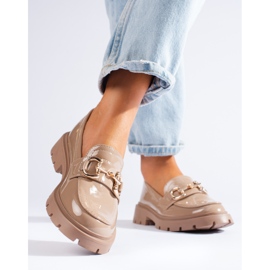 Mocassins beiges vernis avec boucle Shelovet dorée 2