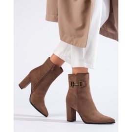 Bottines beiges en daim à talon haut de Shelovet 2