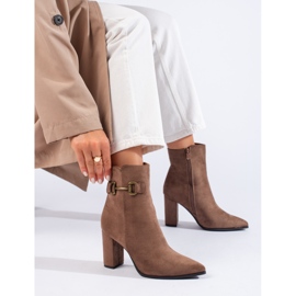 Bottines beiges en daim à talon haut de Shelovet 1