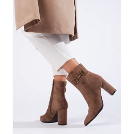 Bottines beiges en daim à talon haut de Shelovet 3