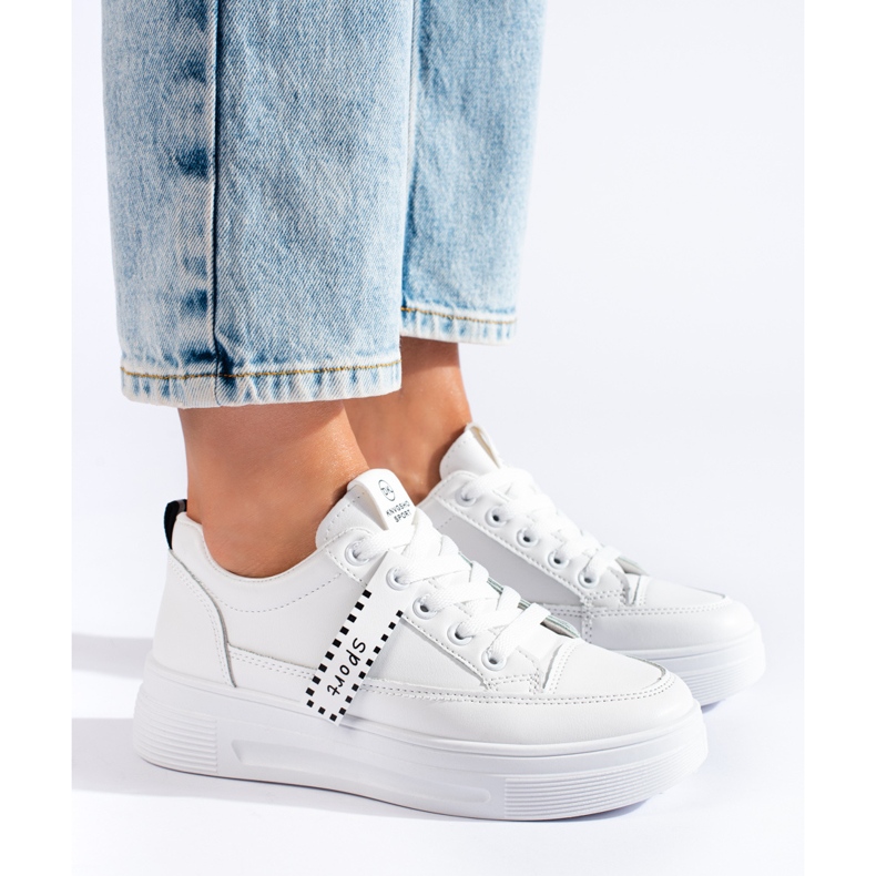 Baskets blanches sur la plateforme Shelovet 2