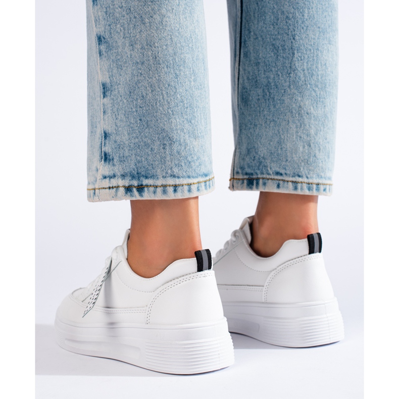 Baskets blanches sur la plateforme Shelovet 1