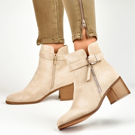 Bottines beiges à petit talon avec boucle 6