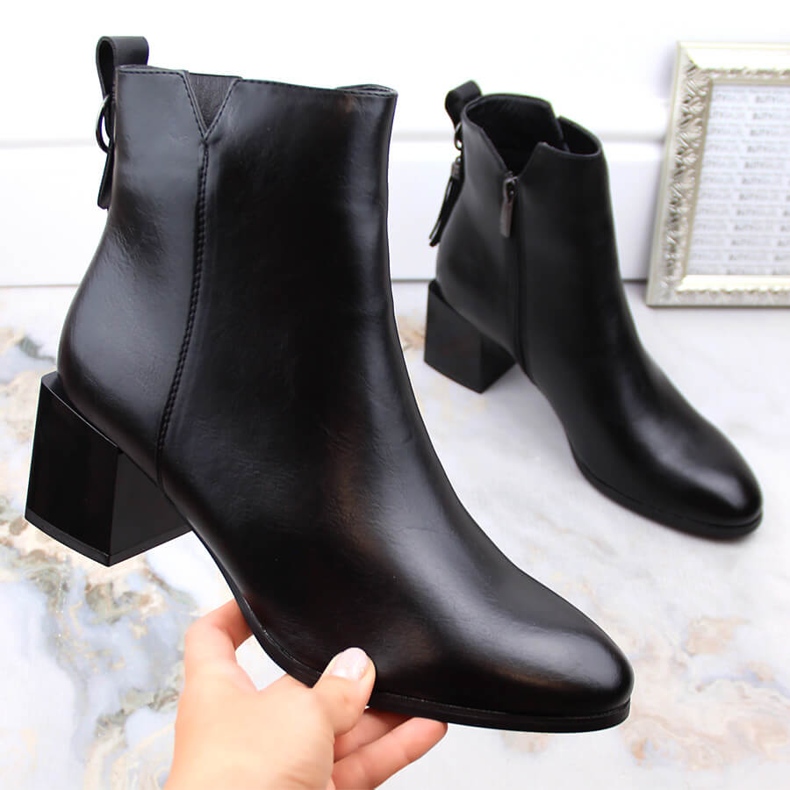 Bottines Chelsea femme, isolées, noires, Potocki SZ12226 le noir 1