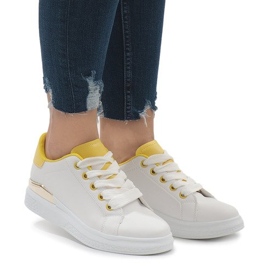 Baskets blanches sur la plateforme 353 2