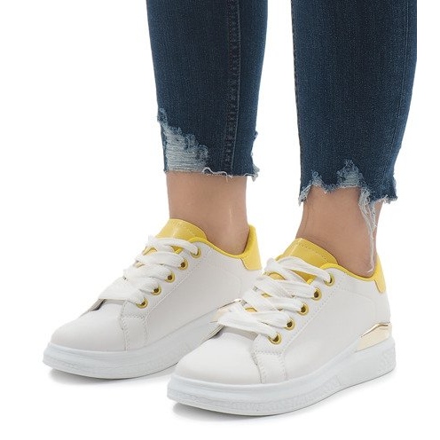 Baskets blanches sur la plateforme 353 1