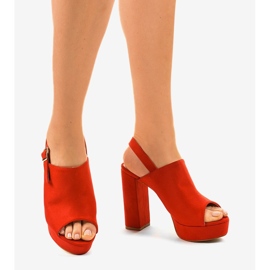 Sandales à talons rouges avec une tige 9R05 1