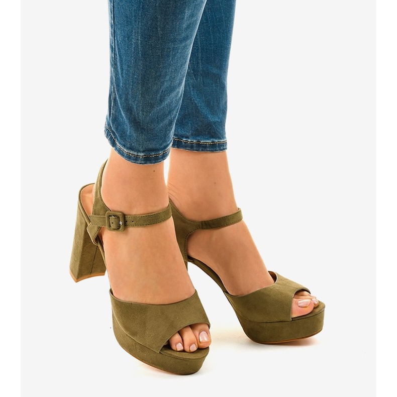 Sandales vertes sur le poste de daim AT-0660-L 1