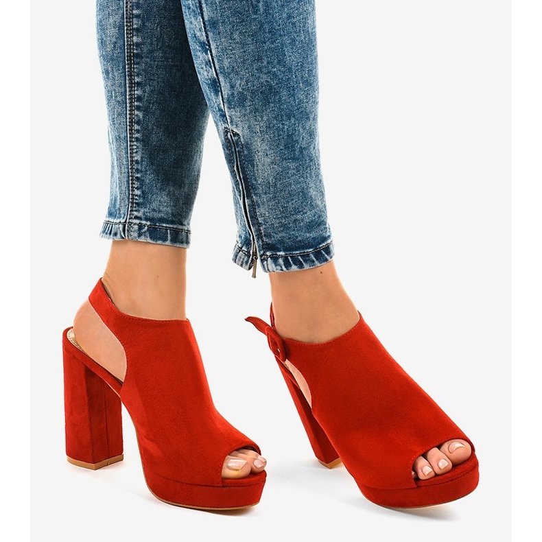 Bottines en daim rouge sur le poteau 77-103 1