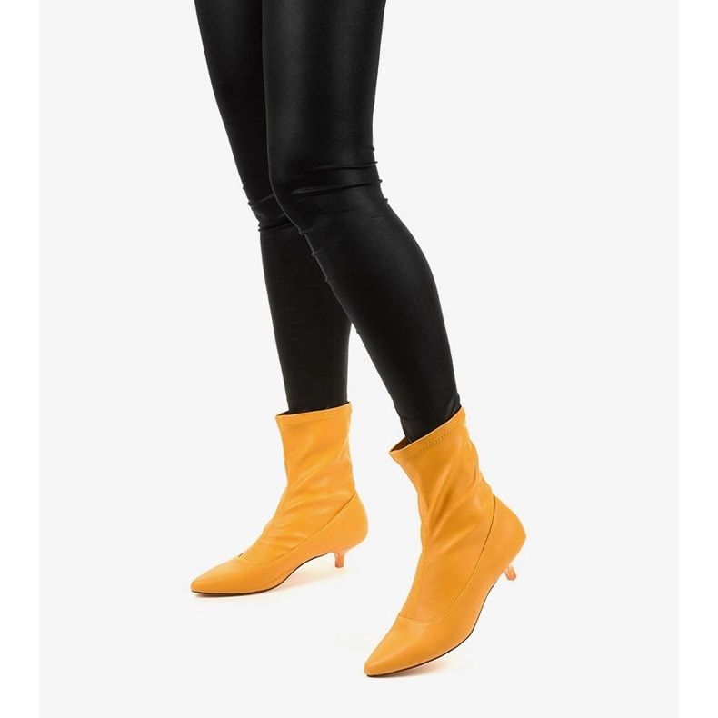 Talons hauts jaunes avec une chaussette Ragemour 1