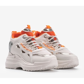 Les baskets serpent blanches et beiges de Felicia 1