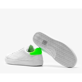 Baskets blanches classiques de Kaylah 2