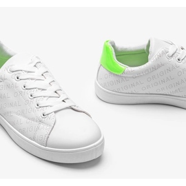 Baskets blanches classiques de Kaylah 3