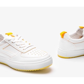 Baskets de sport blanches et jaunes de Maggie 1