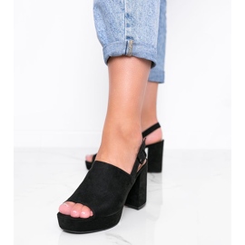 Sandales noires sur le poste de Chikie le noir 1