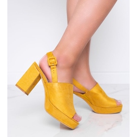 Sandales moutarde sur le poste de Chikie jaune 1