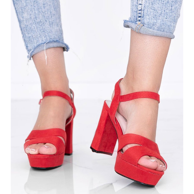 Sandales rouges sur le poste de Kimmie 1