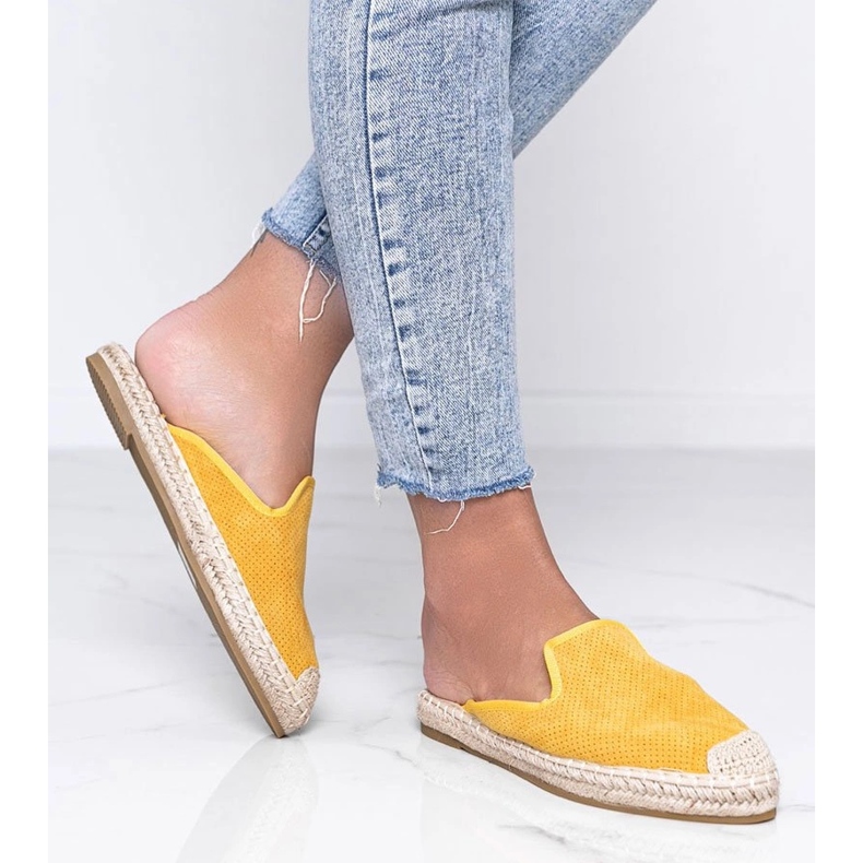 Tongs jaunes avec un front de Kinshasa construit 1