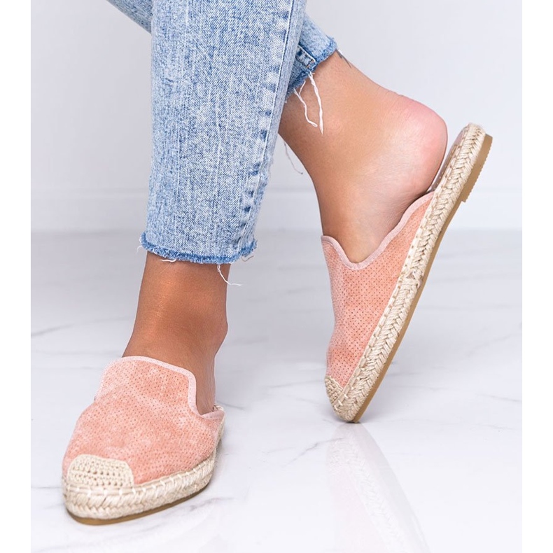 Tongs roses avec un devant fermé de la Kinshasa 1