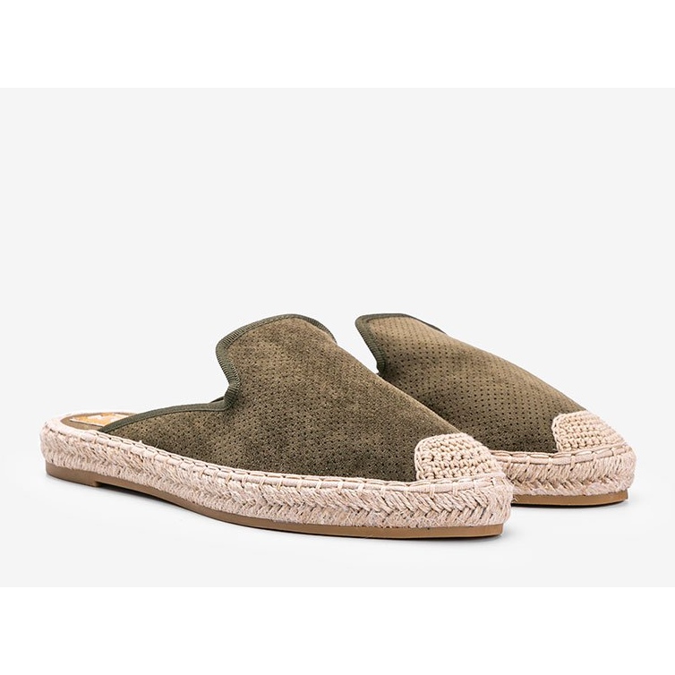 Tongs vertes avec une façade de Kinshasa construite 1