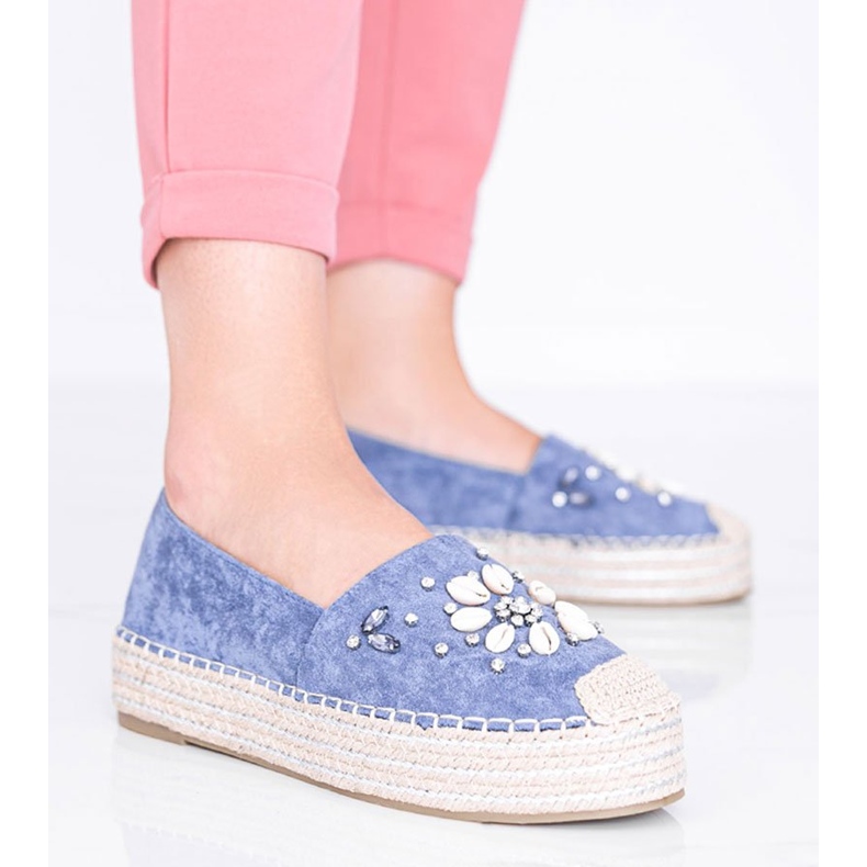 Espadrilles bleues sur la semelle épaisse de Mme Nicki 1