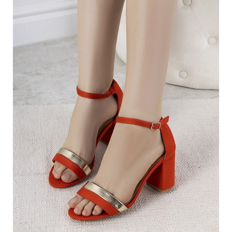 Sandales orange sur le poste Kino 1