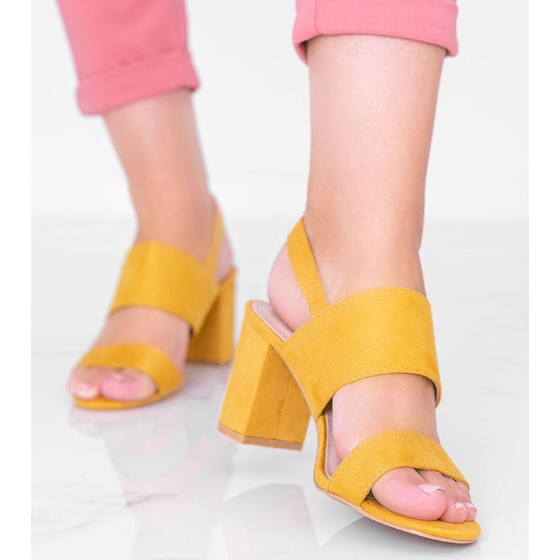 Sandales moutarde sur le post de Lil Sweetie jaune 1