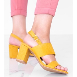 Sandales moutarde sur le post de Lil Sweetie jaune 2