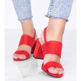 Sandales rouges sur le poste de Lil Sweetie 1